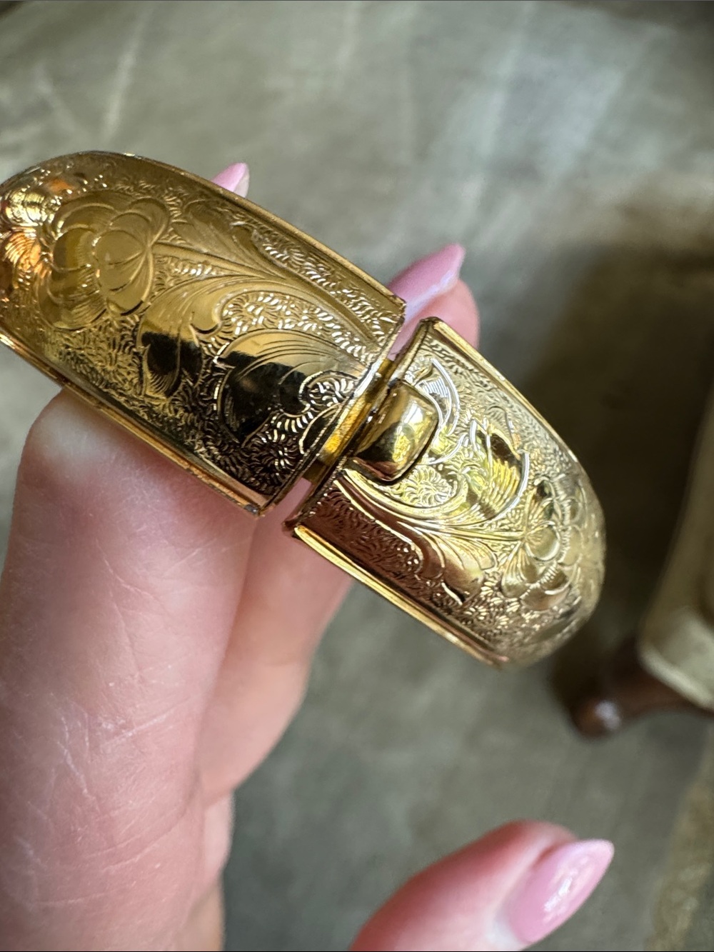 Chunky Etched Bangle / Vintage Golden Design - Picture 6 of 14